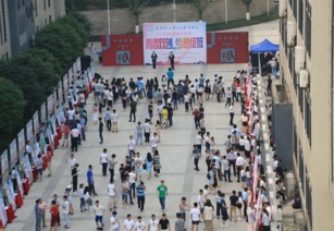 激發(fā)科研人員創(chuàng)新創(chuàng)業(yè)積極性的前提,激發(fā)學生創(chuàng)新創(chuàng)業(yè)活力,激發(fā)學生的積極性