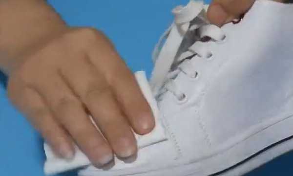 白色皮鞋有黑色斑點(diǎn)怎么去除,怎么清潔白鞋上的小黑點(diǎn)圖5