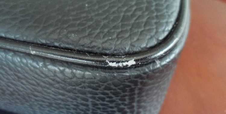 黑色皮質(zhì)包包磨損了怎么辦