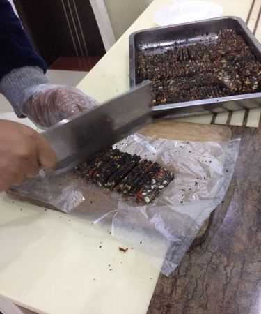 問(wèn)：阿膠糕做好了也凝固了，裝入真空袋發(fā)現(xiàn)有水分滲出，懷疑還沒(méi)有熬透就加材料了這種情況能不能重新熬