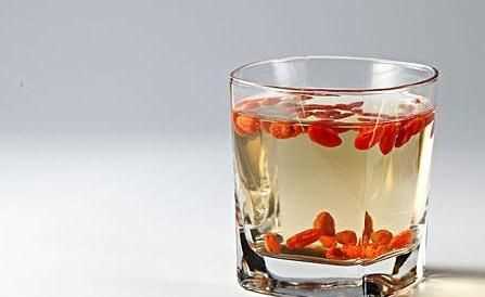 真正的黑枸杞泡出來(lái)的水顏色是什么顏色呢