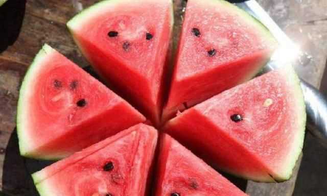 西瓜打開(kāi)了放在冰箱里可以放幾天切開(kāi)的西瓜能保存多久