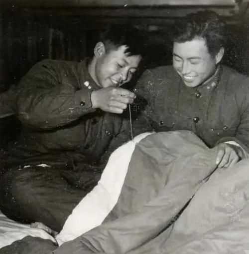 不怕?tīng)奚挠⑿塾心男?></p>
<h2>紅色故事手抄報(bào)內(nèi)容文字</h2>
<p>《狼牙山五壯士》是家喻戶(hù)曉的紅色經(jīng)典故事，還入選了小學(xué)語(yǔ)文課本。1941年9月25日，數(shù)千名日偽軍在河北易縣狼牙山地區(qū)實(shí)施“清剿”。</p>
<p>晉察冀一分區(qū)一團(tuán)七連二排六班的5名戰(zhàn)士，即班長(zhǎng)馬寶玉，副班長(zhǎng)葛振林，戰(zhàn)士胡德林、胡福才和宋學(xué)義，為掩護(hù)主力部隊(duì)和群眾轉(zhuǎn)移，與敵人激烈戰(zhàn)斗，利用有利地形奮勇還擊，打退日偽軍多次進(jìn)攻，斃傷90余人。</p>
<p>后來(lái)把敵人引上了狼牙山棋盤(pán)陀峰頂絕路，在子彈打光了的情況下，寧死不屈的5壯士縱身跳下身后深不見(jiàn)底的懸崖，用生命和鮮血譜寫(xiě)出一首氣吞山河的壯麗詩(shī)篇。</p>
<p>最終葛振林和宋學(xué)義被山腰樹(shù)枝掛住，幸免于難，其他3名戰(zhàn)士壯烈犧牲。</p>
<p><img src=