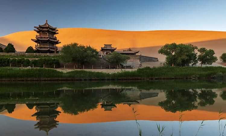 月牙泉旁邊的樓叫什么