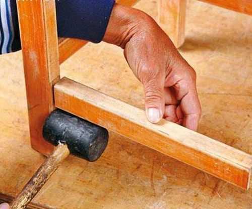 下面這張椅子前后晃動同學(xué)們想一想運用我們學(xué)過的知識怎么加固它才能讓這張椅子不在晃動呢