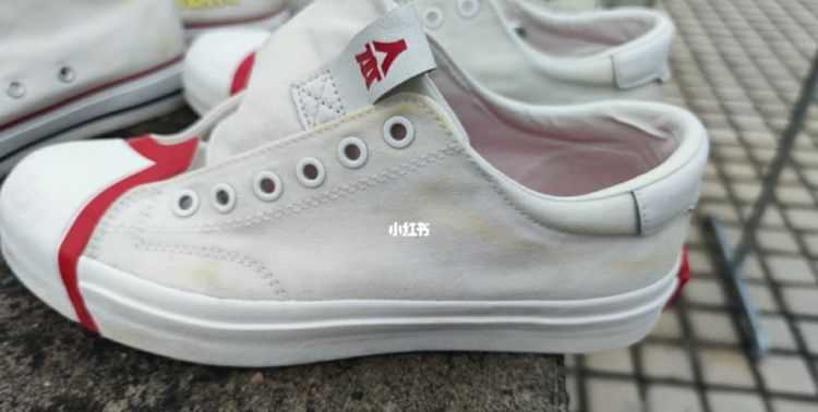 白鞋子上有黃斑怎么去除