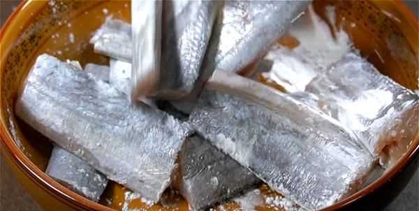 帶魚怎么清蒸沒有腥味,帶魚怎么做好吃又簡單清蒸帶魚圖11