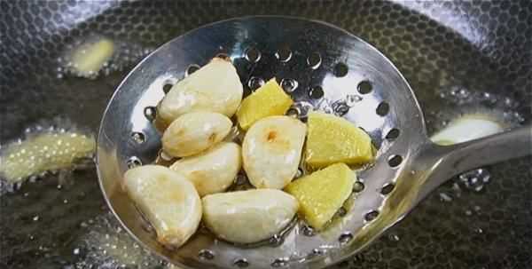 帶魚怎么清蒸沒有腥味,帶魚怎么做好吃又簡單清蒸帶魚圖12