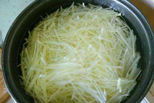 土豆為什么要泡水,炒土豆絲時(shí)間圖1