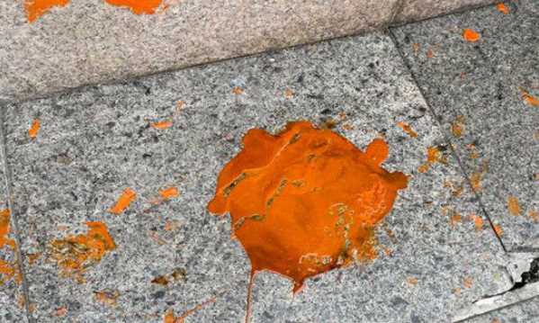 門上被噴油漆怎么洗掉,如何清除噴在門上的墻面漆痕跡圖3