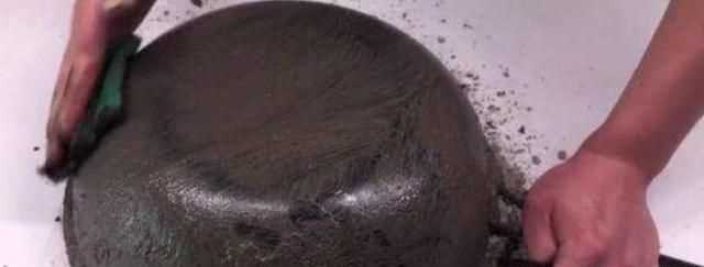 炒鍋上的黑垢怎么清理，鍋燒焦變黑怎么清洗，沒有白醋？圖1