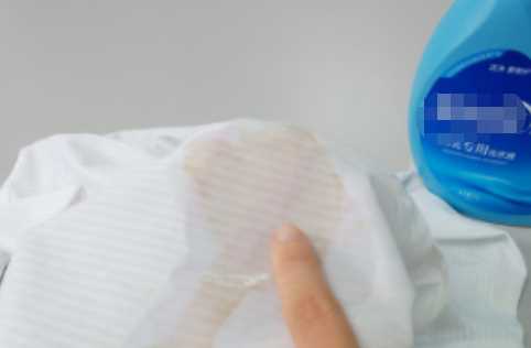 咖啡漬怎么洗掉 白T恤,咖啡漬弄到白衣服上怎么辦圖5