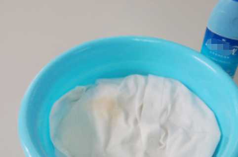 咖啡漬怎么洗掉 白T恤,咖啡漬弄到白衣服上怎么辦圖8