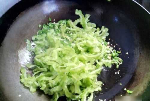 清炒苦瓜怎么做,清炒苦瓜的做法視頻圖7