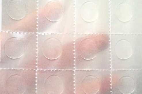 無痕膠貼墻上怎么剝離,無痕膠貼墻上怎么去痕跡圖1