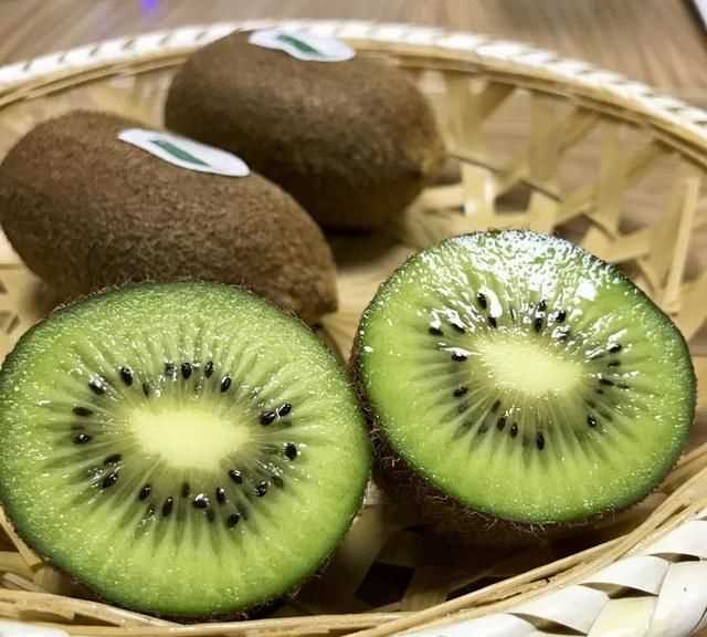 獼猴桃要放多久可以吃，獼猴桃切了放冰箱可以多久？圖1