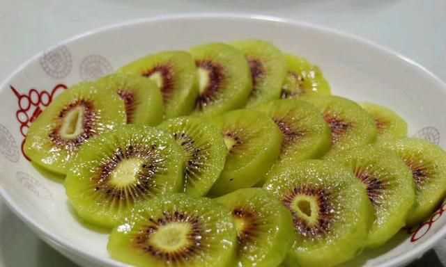 獼猴桃要放多久可以吃，獼猴桃切了放冰箱可以多久？圖4