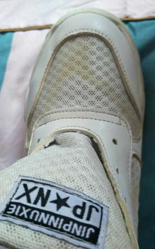 白色運(yùn)動鞋刷不掉的污漬該怎么辦