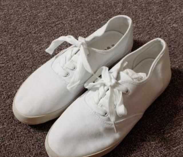 白鞋子有黃斑怎么去除，白色運(yùn)動鞋刷不掉的污漬該怎么辦？圖3