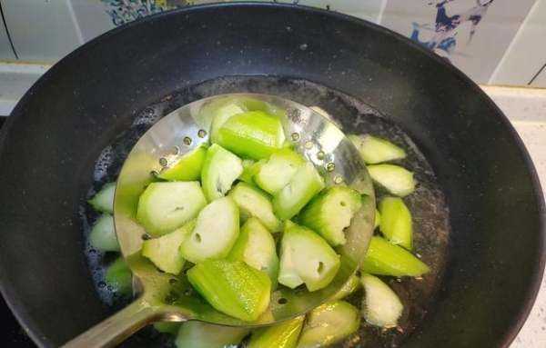 絲瓜燒出來發(fā)黑是什么原因,絲瓜燒出來發(fā)黑是什么原因呢圖7