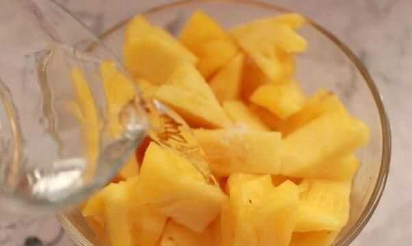 菠蘿需要用鹽水泡泡嗎