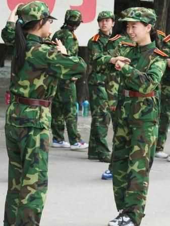 高中軍訓(xùn)服是長(zhǎng)袖還是短袖