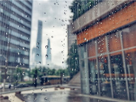 下雨天的心情說(shuō)說(shuō)正能量的句子