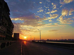 關(guān)于憂愁和月亮的詩(shī)句