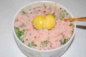 關(guān)于兩個(gè)蛋黃幾根青菜的古詩句