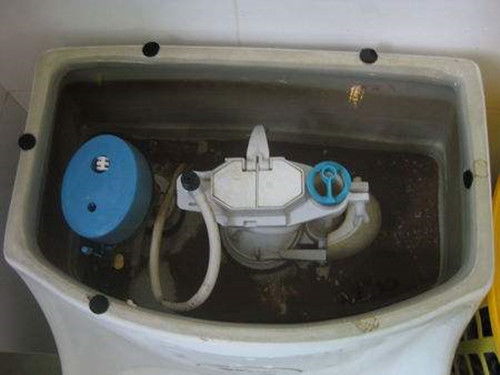 更換汽車水箱水管注意事項,汽車換水箱注意事項,給水箱加水的注意事項